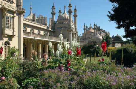 Image of the Royal Pavilion and flowers in front of the building